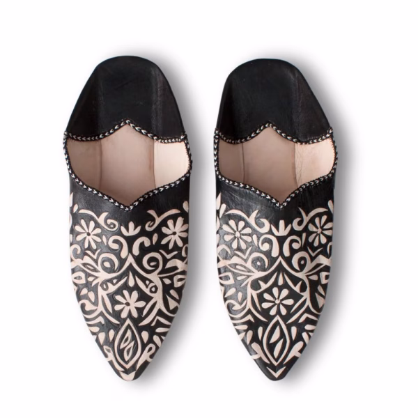 Black leather Moroccan babouche slippers with white engraved pattern